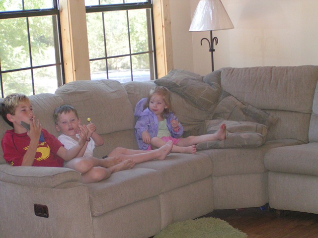 [couchkids[4].jpg]
